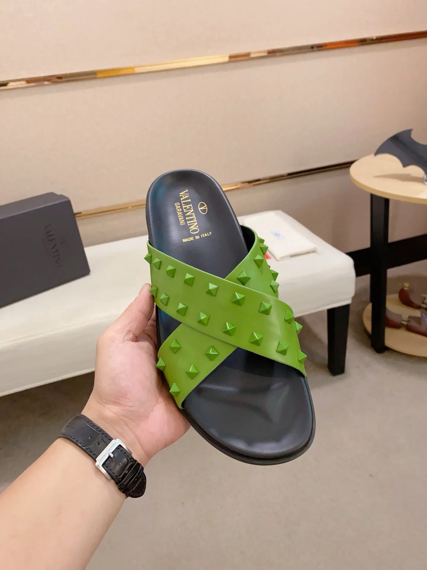 Men's shoes💰: 440💰[Valentino] New men's boutique slippers, counter quality, classic plaid, the actual workmanship is quite complex🔰The uppers are made of imported fabrics➕🐑Sheepskin lining, which tests the craftsman's craftsmanship➕original PU outsole. Size: 38-44 (45 can be customized, non-refundable)